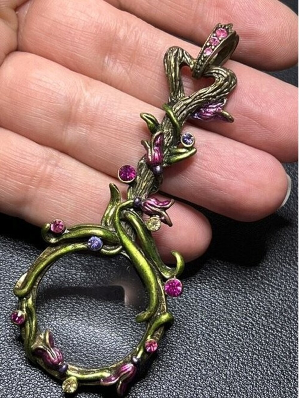 B5636 SWEET ROMANCE *unsigned Art Nouveau Floral Magnifying Glass Pendant 3"